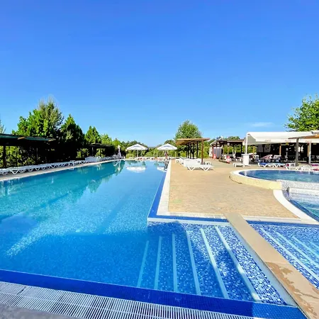 елегант - комплекс аква терми アパートホテル Krasnovo